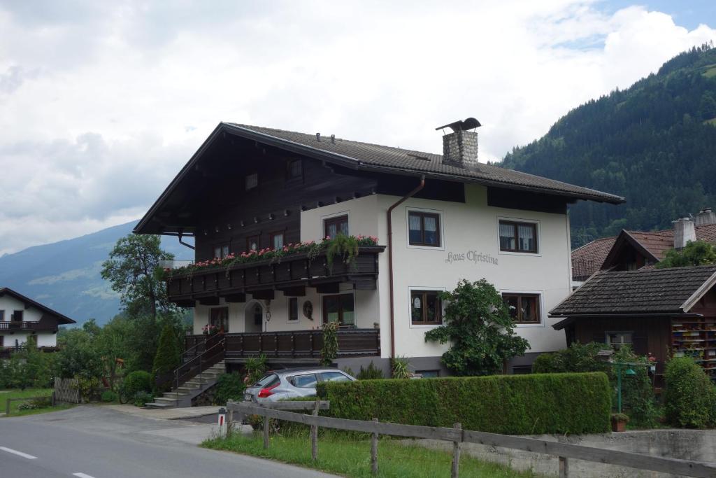 ein Haus in den Bergen mit einem Auto davor geparkt in der Unterkunft Haus Christina in Hippach