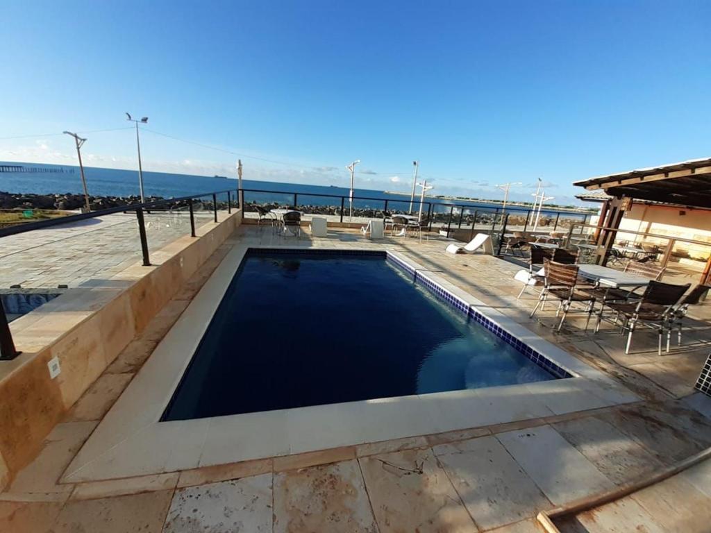 a swimming pool on the roof of a house at 102 Lindo Flat mobiliado com vista lateral mar na Praia de Iracema in Fortaleza