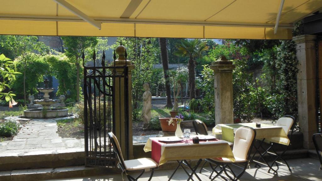 Vonkajšia záhrada v ubytovaní Hotel Sant'Antonin