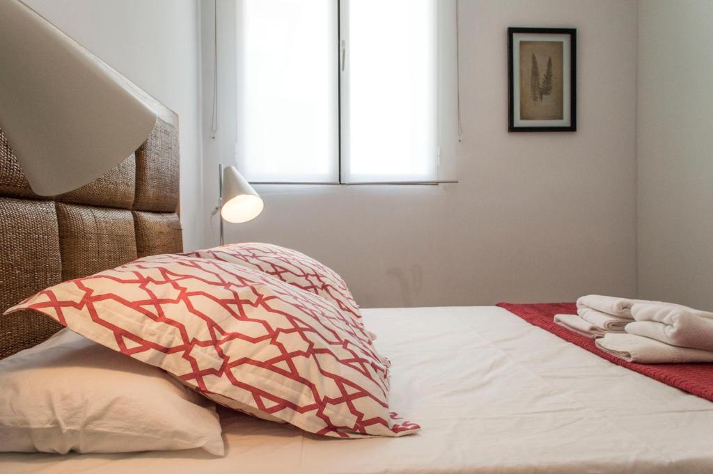 Postel nebo postele na pokoji v ubytování For You Rentals NEW Design Apartment TEMPORAL Puerta del Sol PRE10C