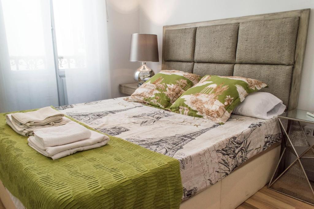 Postel nebo postele na pokoji v ubytování For You Rentals NEW Design Apartment TEMPORAL Puerta del Sol PRE10C