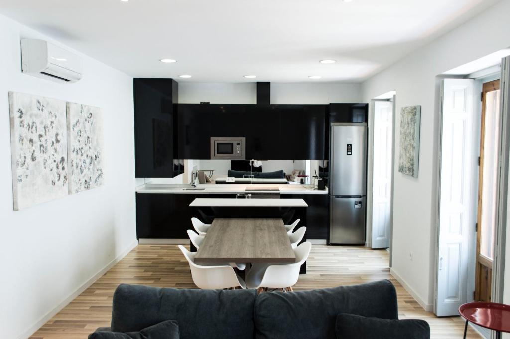 uma cozinha com mesa e cadeiras num quarto em For You Rentals NEW Design Apartment Puerta del Sol PRE10C em Madri