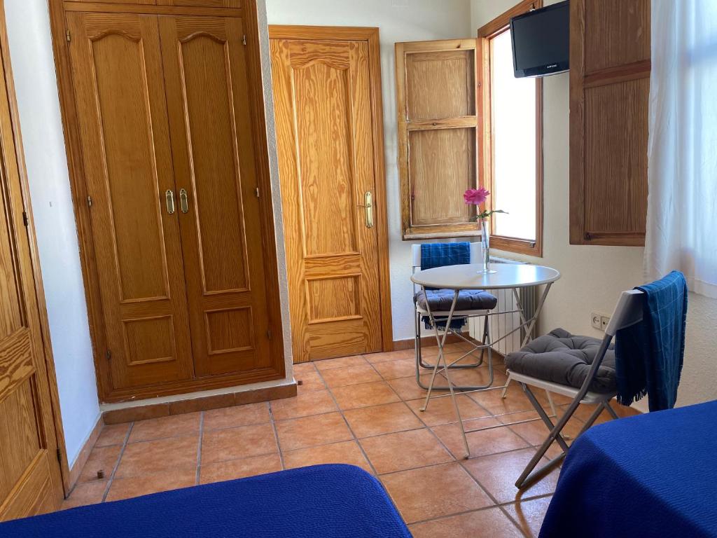 A seating area at Hostal Moscatel