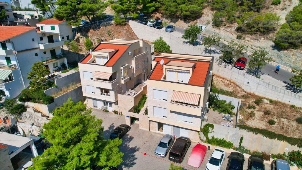 una vista aérea de un edificio con coches aparcados en un aparcamiento en Apartments Villa Astra & Pinija en Brela