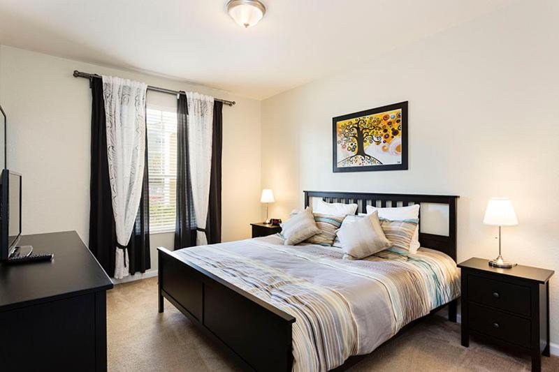 ein Schlafzimmer mit einem großen Bett und einem Fenster in der Unterkunft 3Br 2Bath Condo Balcony 5min Conv Center 1388ft in Orlando