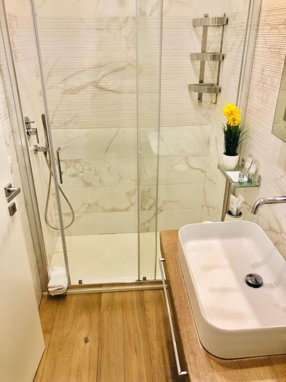 Kúpeľňa v ubytovaní KAMBAL LUXURY SUITES