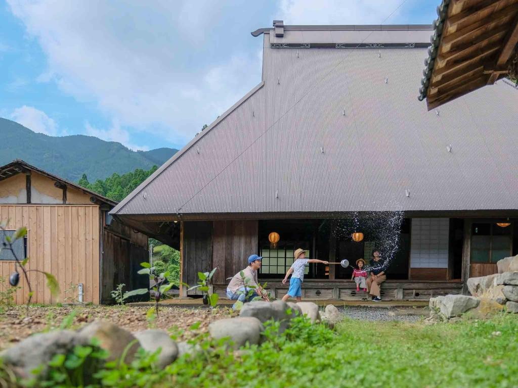 Pemandangan gunung umum atau pemandangan gunung yang diambil dari rumah percutian