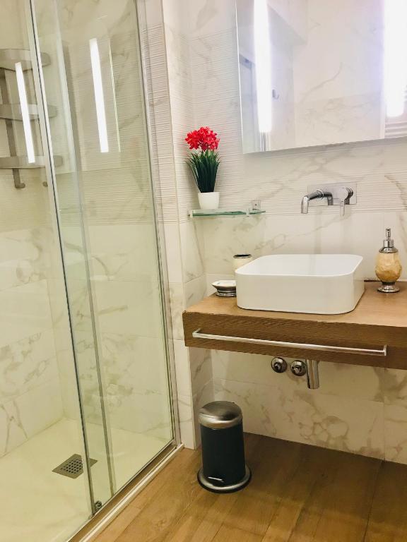 Kúpeľňa v ubytovaní KAMBAL LUXURY SUITES