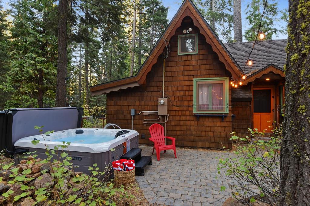 Dancing Cubs Camp - Hot Tub cabin