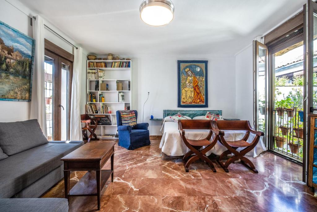 Posezení v ubytování Apartamento con patio cordobés en San Basilio & Parking