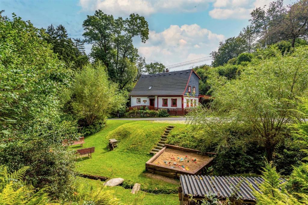 een luchtzicht op een huis met een tuin bij Vlčihorská chaloupka in Krásná Lípa