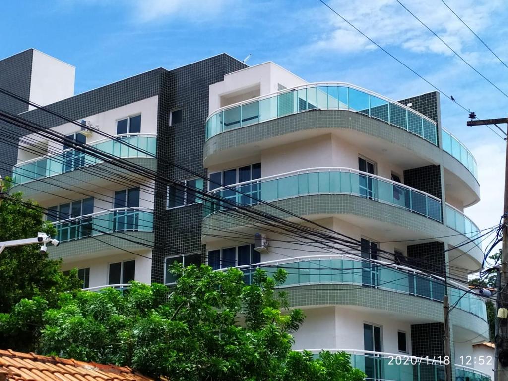 um edifício de apartamentos com uma varanda giratória em Cobertura Fort do Pontal em Arraial do Cabo