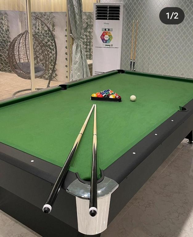 Biliár nebo kulečník v ubytování Aljood Resort