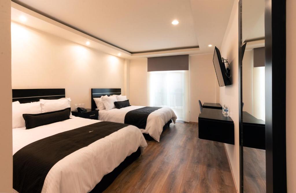 Postel nebo postele na pokoji v ubytování Sendero Hotel