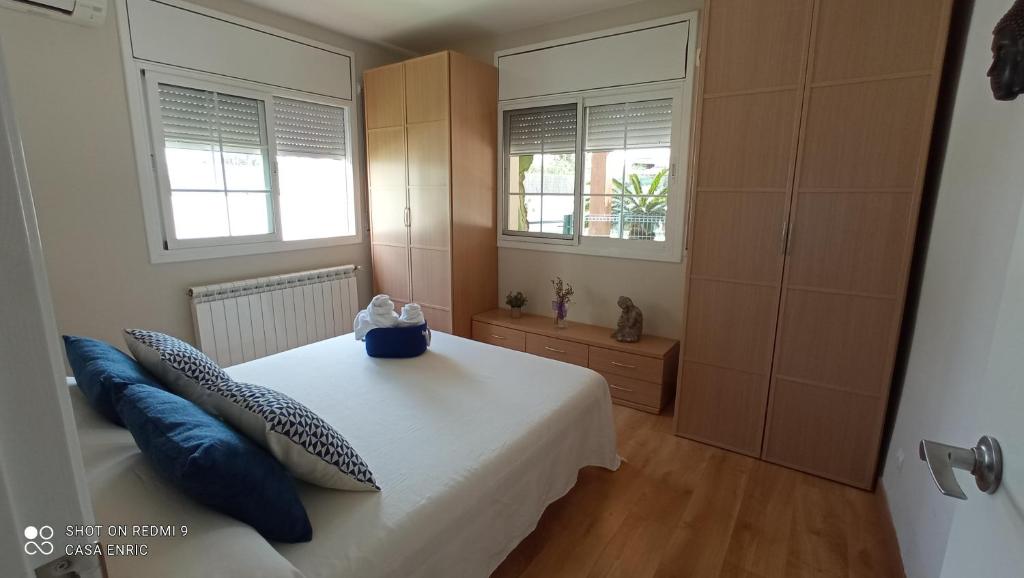 Posteľ alebo postele v izbe v ubytovaní Casa de sueños Benasha con piscina, zona infantil y parking privado