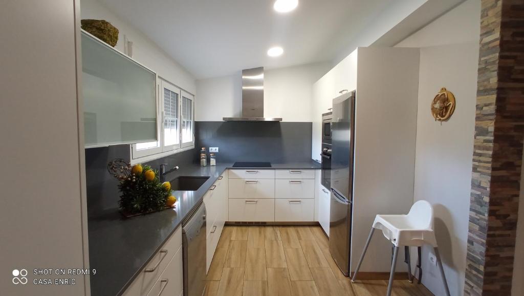Kuchyňa alebo kuchynka v ubytovaní Casa de sueños Benasha con piscina, zona infantil y parking privado