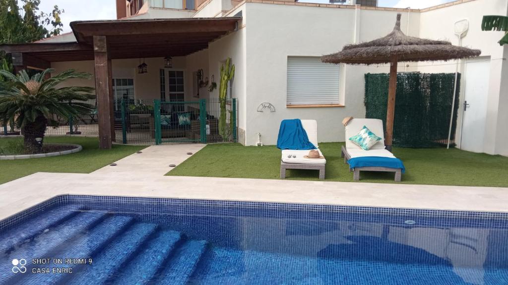 Bazén v ubytovaní Casa de sueños Benasha con piscina, zona infantil y parking privado alebo v jeho blízkosti