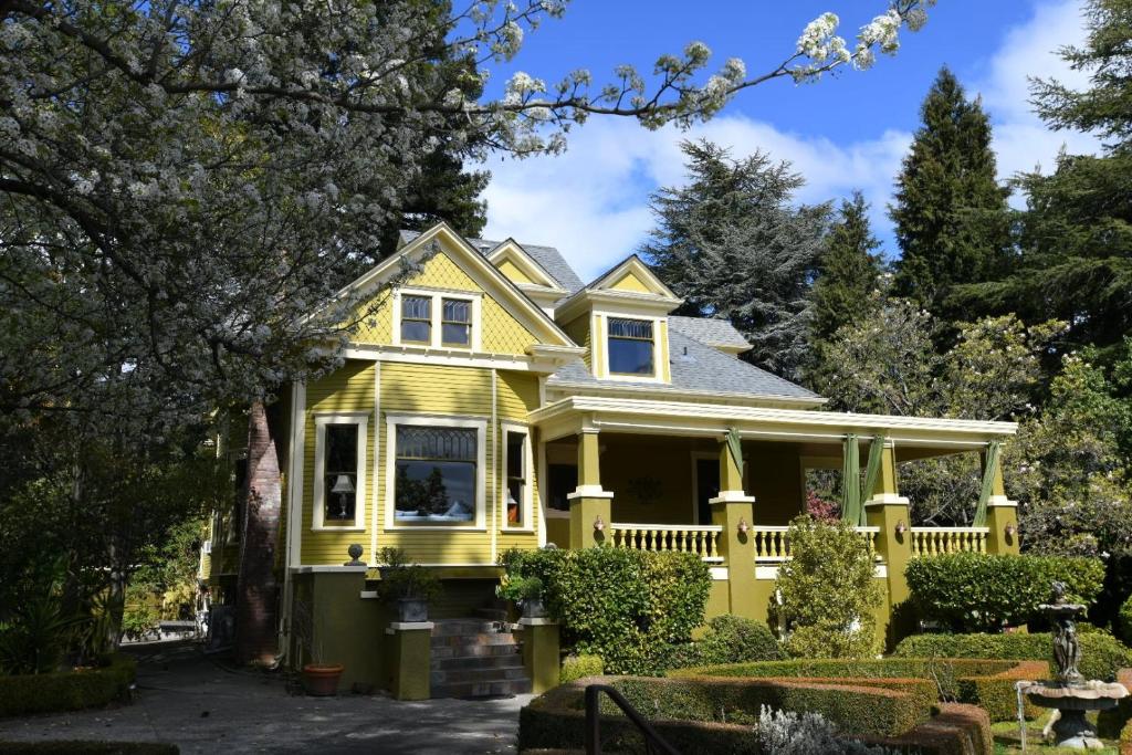 a yellow house with a fence at Calderwood Inn in Healdsburg