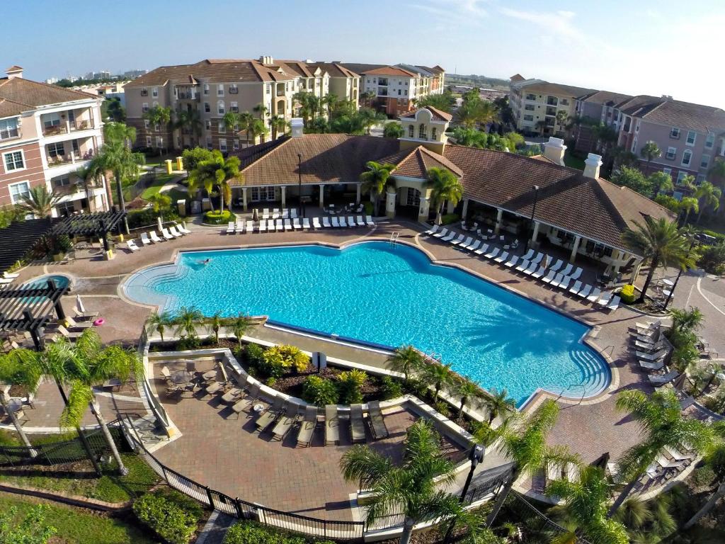 una vista aérea de una piscina en un complejo en 3Br 4 Bath Large Condo 5min Conv Center 1732ft, en Orlando