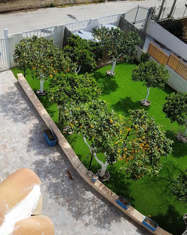 A garden outside Casa vacanze Almàsalo