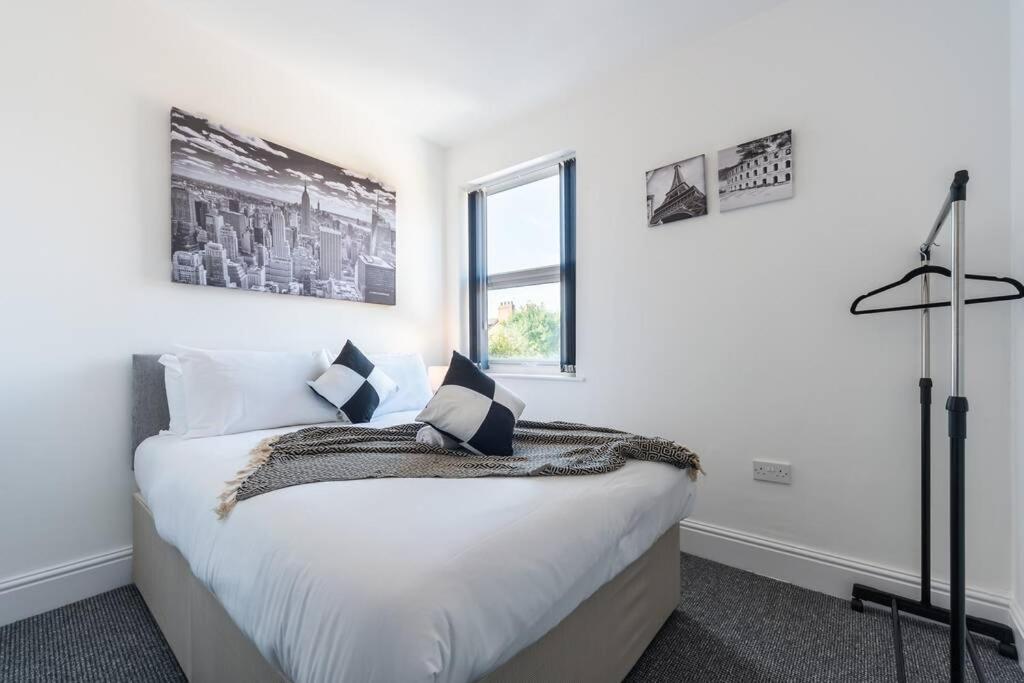 ハルにあるWGcDDE Large 3 Bedroom House - Close to MKM Stadium & A63 - Gardenの白い壁の大きなベッドのある寝室