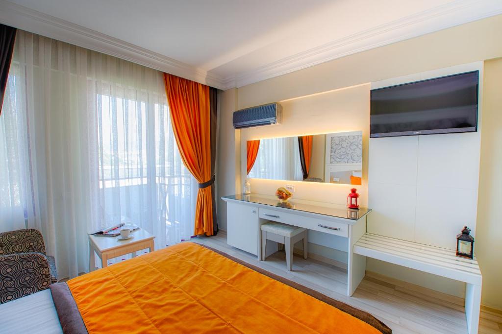 TV a/nebo společenská místnost v ubytování Mendos Garden Exclusive Hotel Fethiye