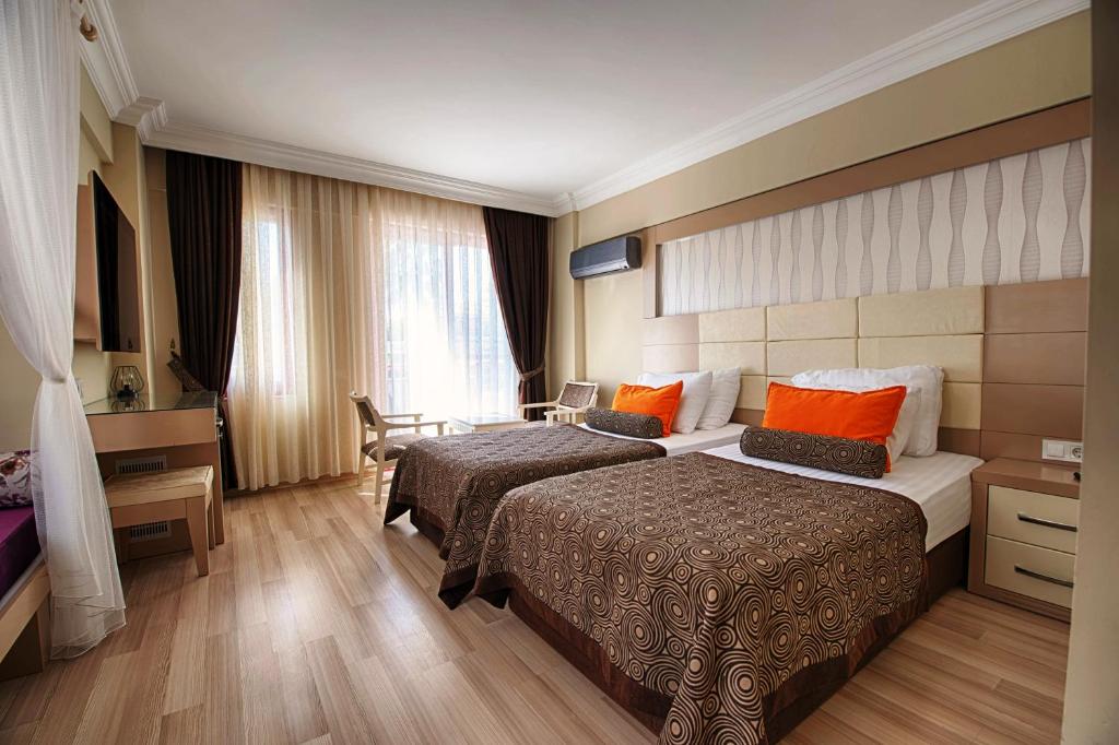 Postel nebo postele na pokoji v ubytování Mendos Garden Exclusive Hotel Fethiye