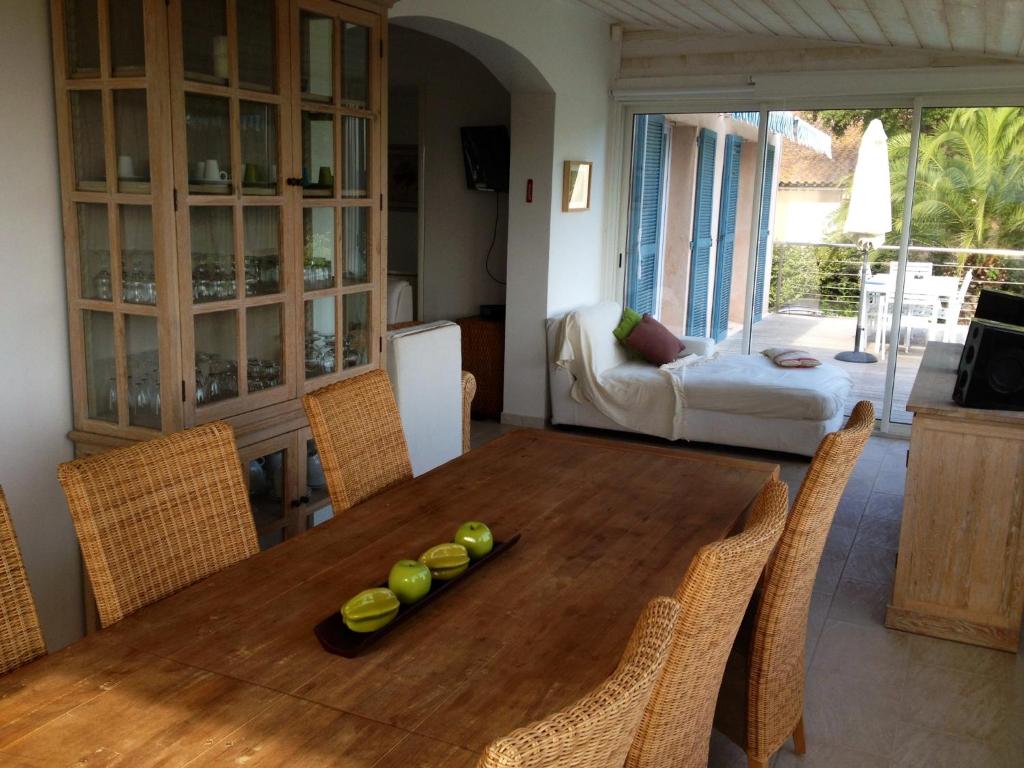 a dining room with a wooden table with apples on it at Hotel Villa Maya in Saint-Tropez