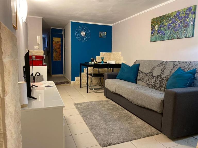 A seating area at Iris Apartment