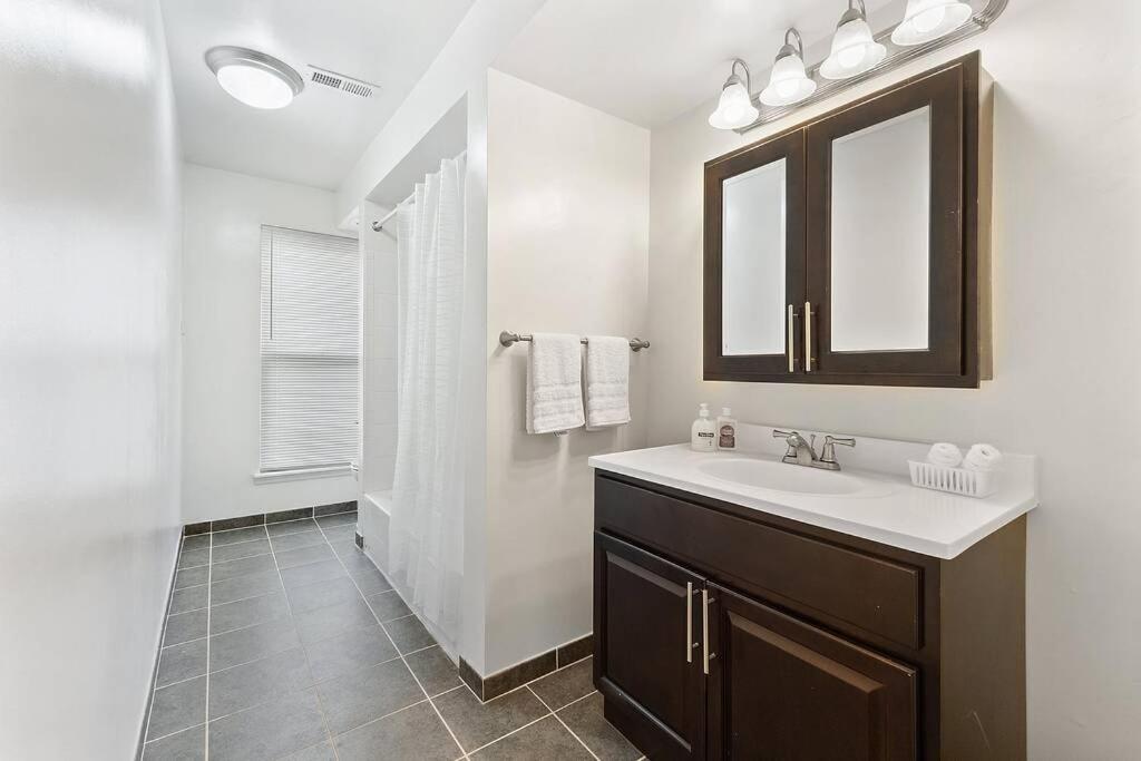 FREE Parking Minutes from Center City - Apartamento De Una Habitación