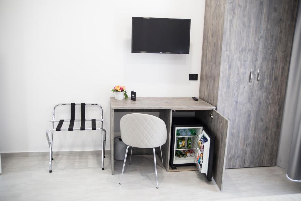 Televízia a/alebo spoločenská miestnosť v ubytovaní Maison de Julia Pompei