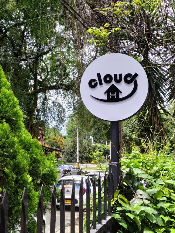 una señal en un poste junto a una valla en Cloud9 Hostel, en Medellín