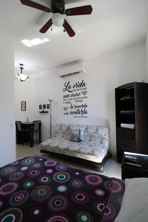 - un salon avec un lit et un ventilateur de plafond dans l'établissement Departamento Borbon, à La Paz