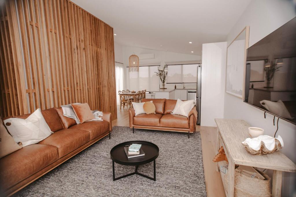 sala de estar con sofá y mesa en Ocean Oasis Port Campbell, en Port Campbell
