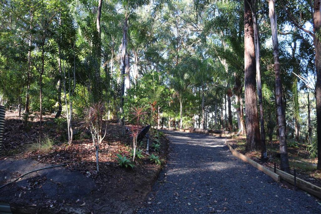 Zahrada ubytování GREEN TREES CHALET Australia Zoo close by