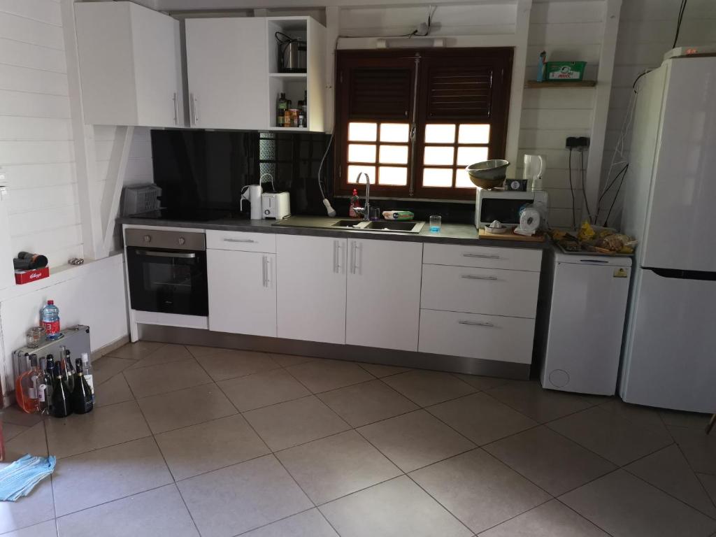 Kuchyň nebo kuchyňský kout v ubytování Charmant T3 climatisé Piscine privée