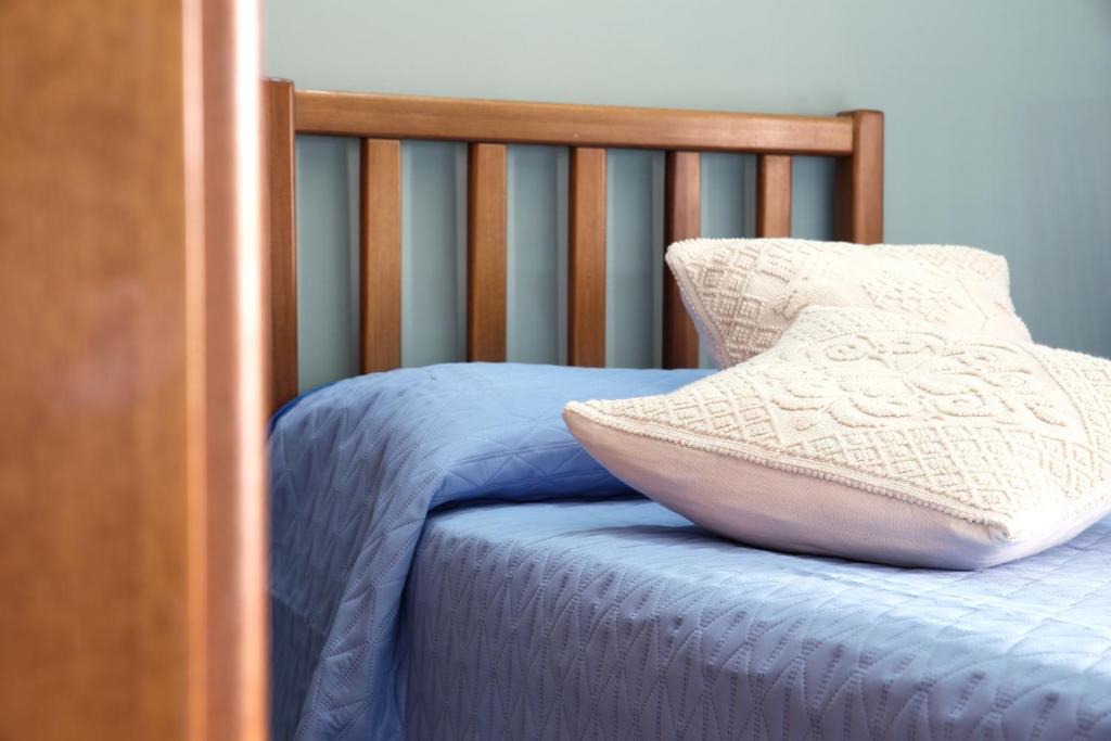 Postel nebo postele na pokoji v ubytování Pausania Inn