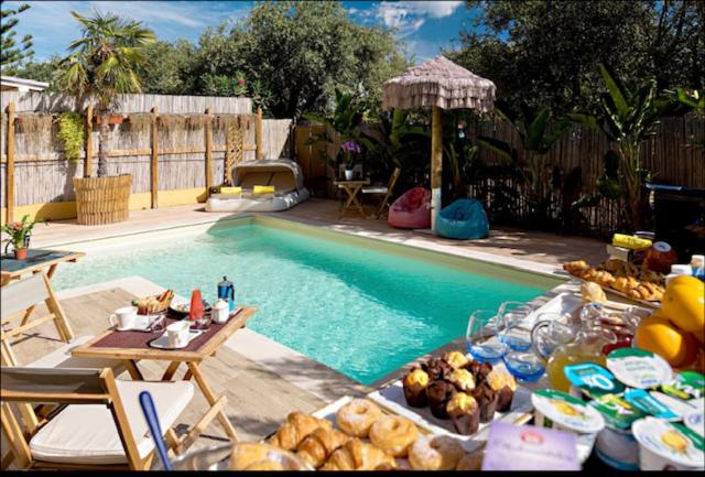 ein Schwimmbad mit einem Haufen Essen daneben. in der Unterkunft L'Oasi Di Franco in Villa San Pietro
