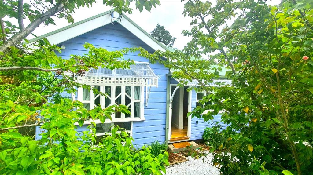 Κήπος έξω από το Plum Blossom Cottage