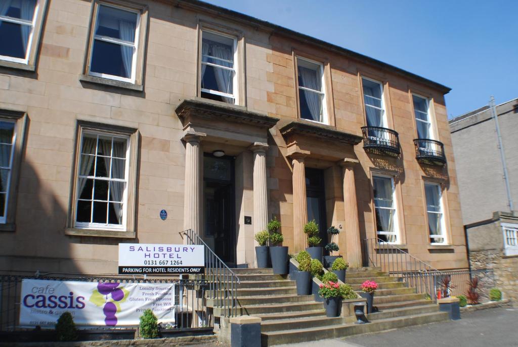 een gebouw met een bord ervoor bij The Salisbury Hotel in Edinburgh