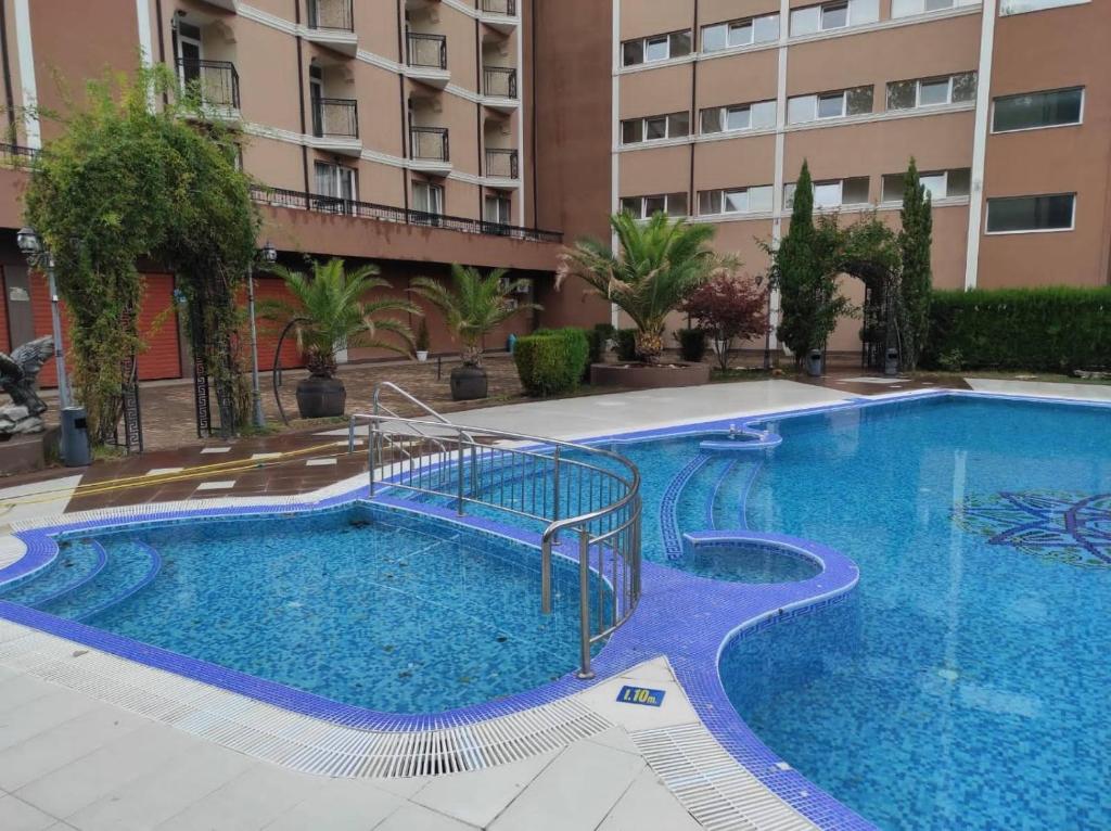 a large swimming pool in front of a building at Солнечная студия на Солнечном берегу Sunny studio on Sunny Beach in Sunny Beach