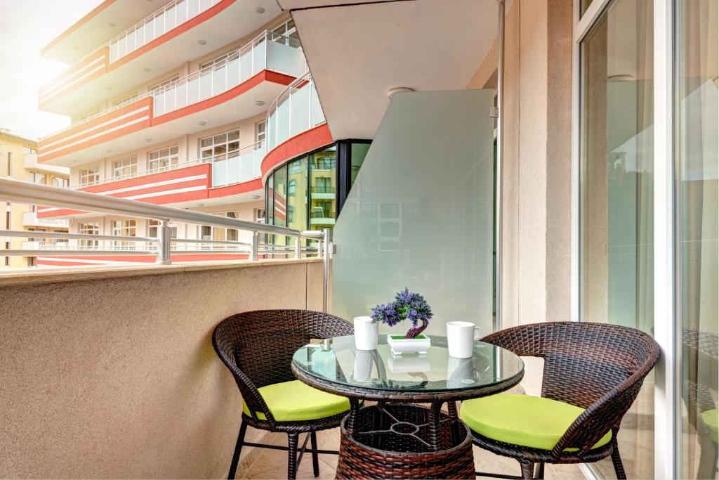 A restaurant or other place to eat at Maria Palace Hotel - All Inclusive