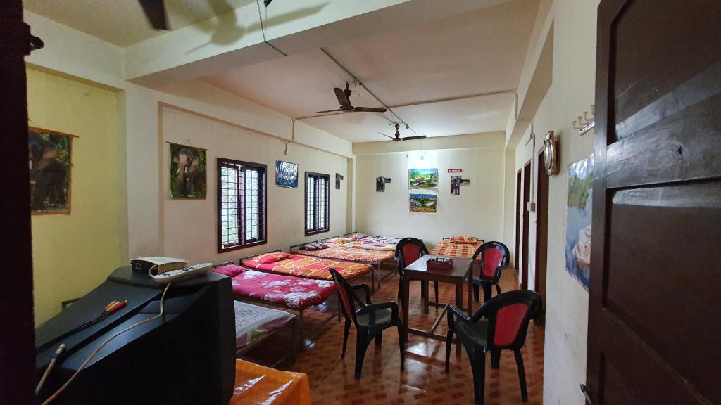 Ashavis Hotel Pvt Ltd - Dormitorio Mixto De 8 Camas