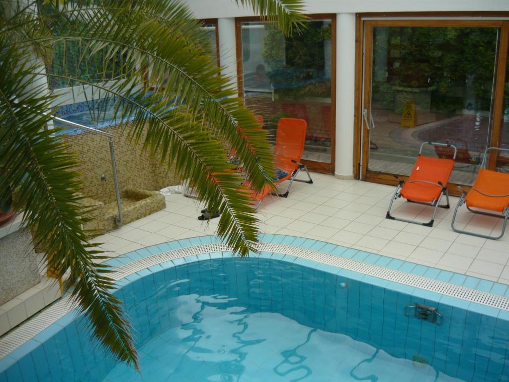 Bazén v ubytování Wellness Hotel Kakadu nebo v jeho okolí