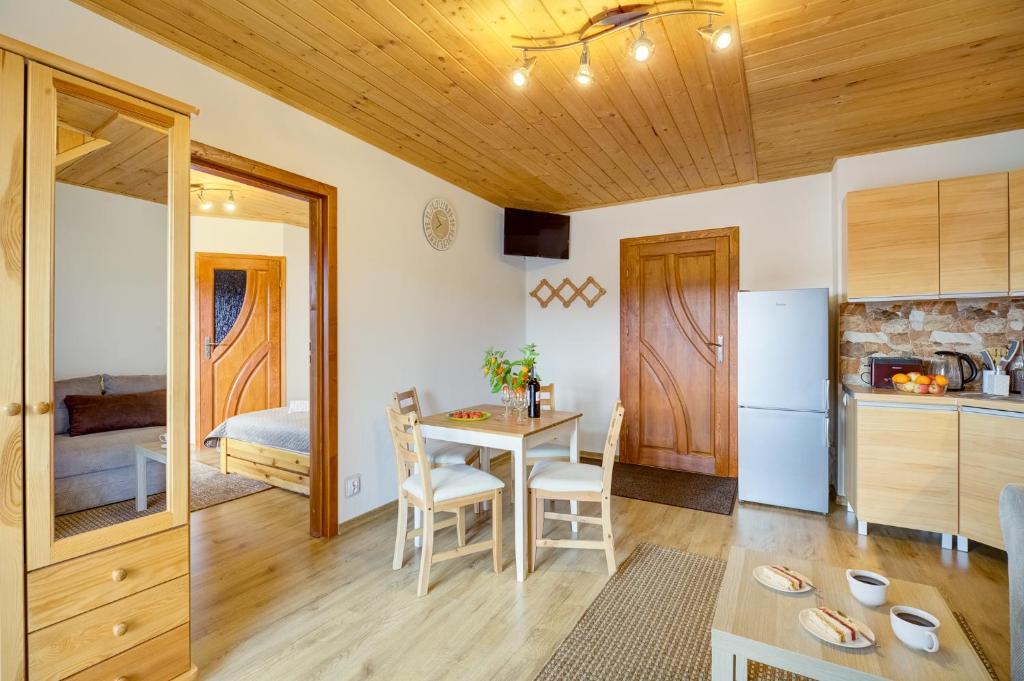 Kuchyň nebo kuchyňský kout v ubytování Apartamenty Szwarcowa