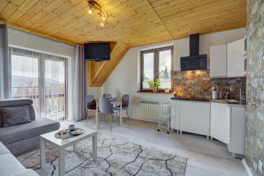 Kuchyň nebo kuchyňský kout v ubytování Apartamenty Szwarcowa
