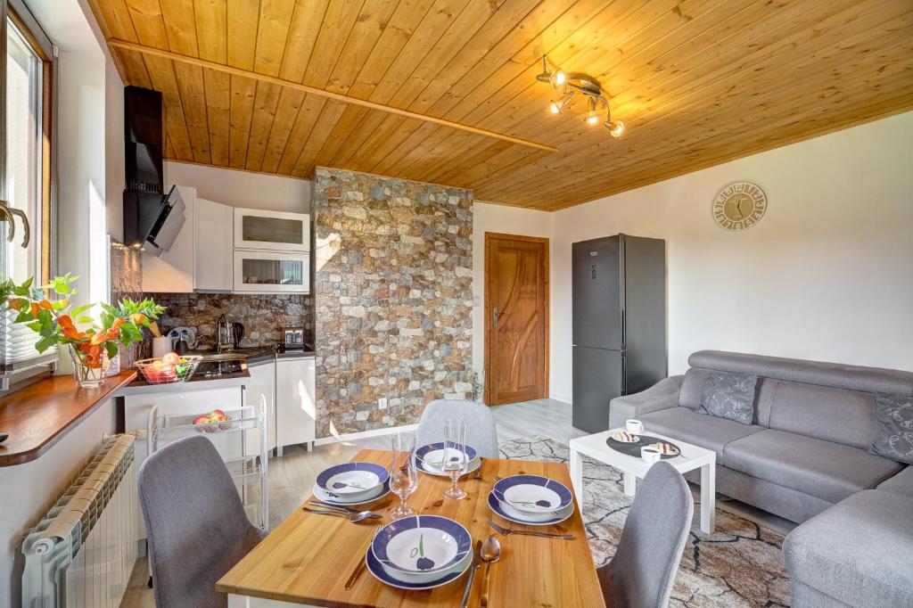 Kuchyň nebo kuchyňský kout v ubytování Apartamenty Szwarcowa