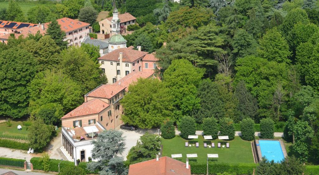 an aerial view of a large estate with a mansion at Villa Moro Lin Design Apartments in Mestre