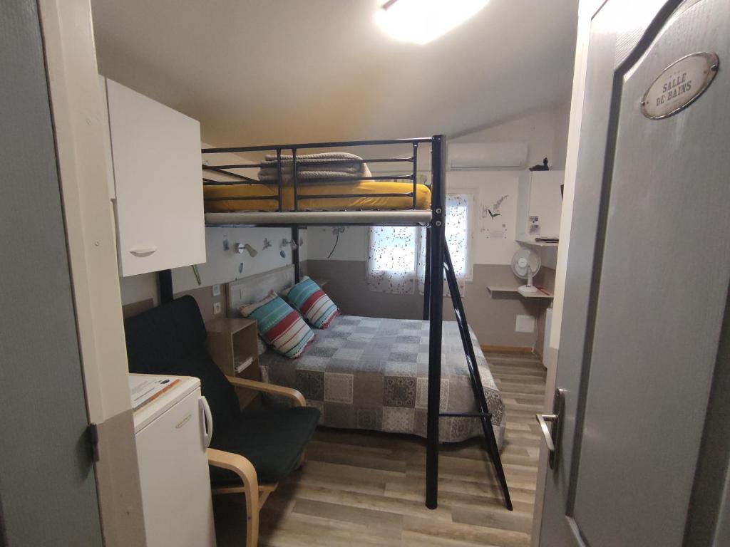 Cette petite chambre comprend des lits superposés. dans l'établissement la PASSERONNE, à Barbentane