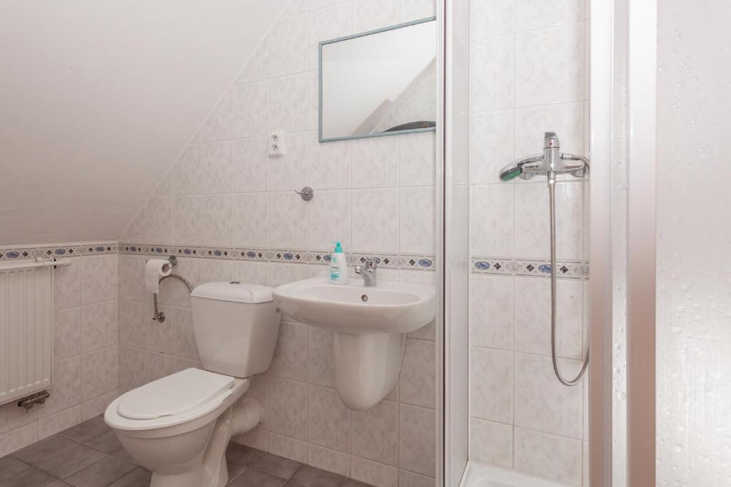 A bathroom at Penzión Javor